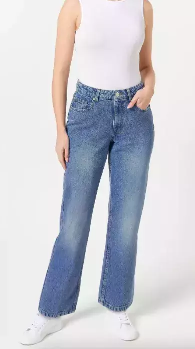 <p>Džíny s vysokým pasem, Kik, 349 Kč</p>
