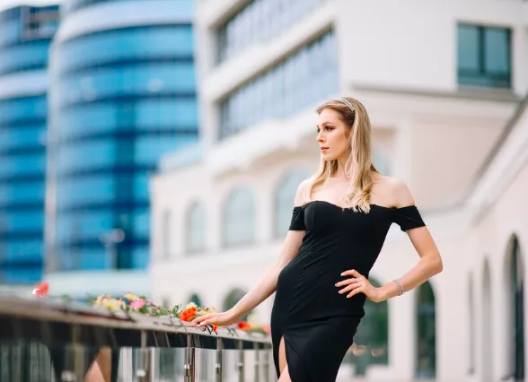 Obléknete je do práce, na večírek i do města. Jak správně stylovat trend letošního jara malé černé šaty