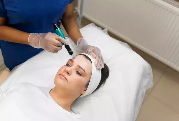 Microneedling, radiofrekvence, kyselina hyaluronová: Které z moderních trendů stojí za vyzkoušení i za investici?