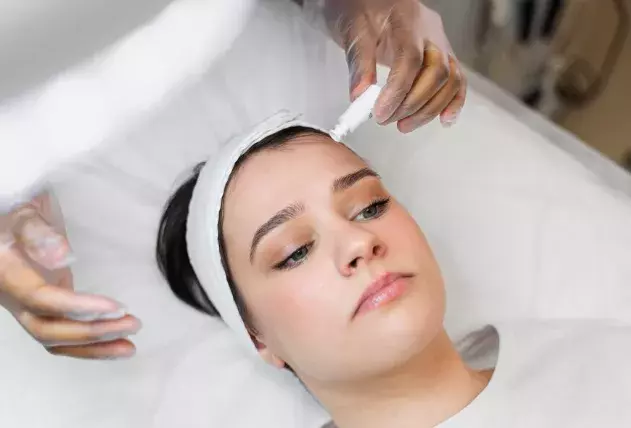 Microneedling, radiofrekvence, kyselina hyaluronová: Které z moderních trendů stojí za vyzkoušení i za investici?