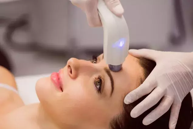 Microneedling, radiofrekvence, kyselina hyaluronová: Které z moderních trendů stojí za vyzkoušení i za investici?