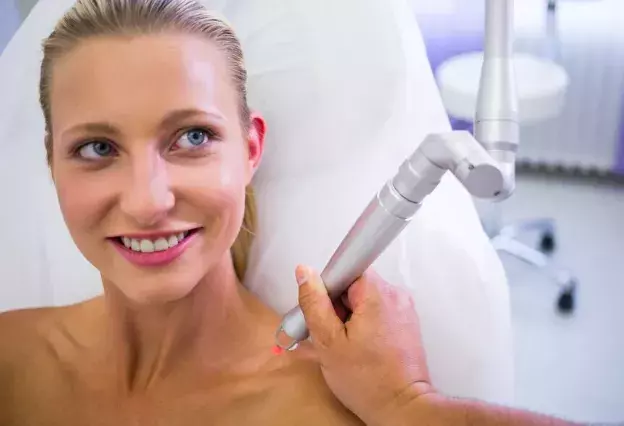 Microneedling, radiofrekvence, kyselina hyaluronová: Které z moderních trendů stojí za vyzkoušení i za investici?