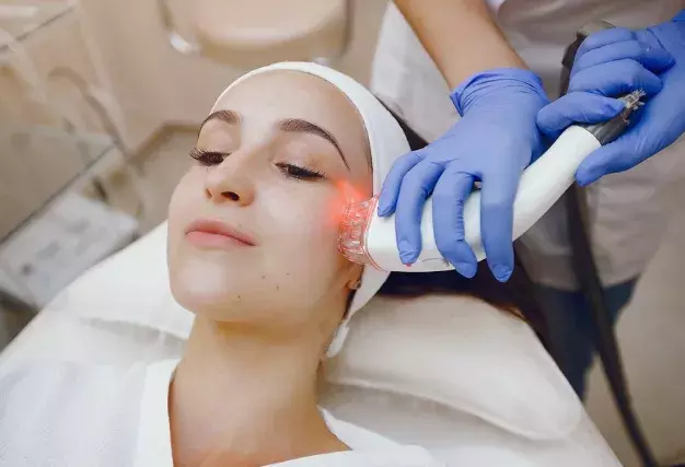 Microneedling, radiofrekvence, kyselina hyaluronová: Které z moderních trendů stojí za vyzkoušení i za investici?