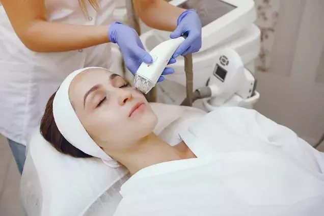 Microneedling, radiofrekvence, kyselina hyaluronová: Které z moderních trendů stojí za vyzkoušení i za investici?