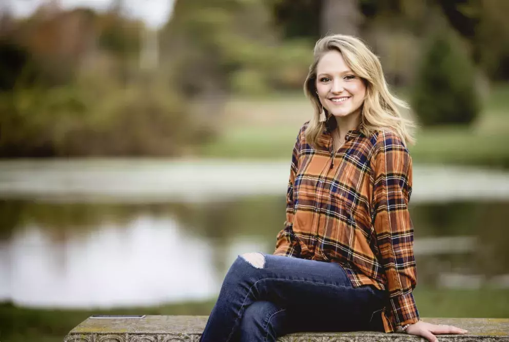 minimalisticky oděná žena