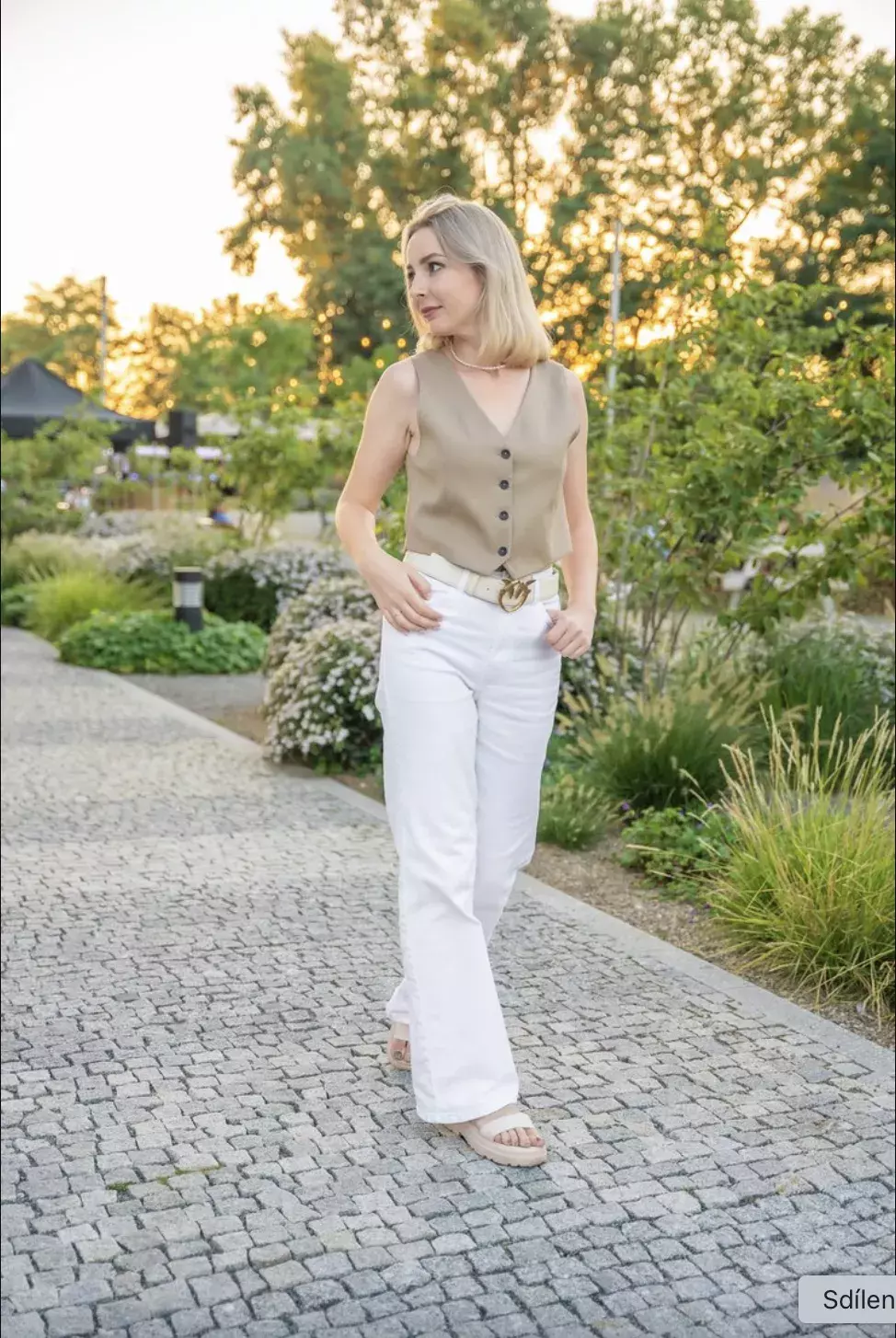 minimalisticky oděná žena