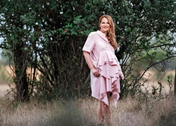 Tento střih šatů vám přidá 10 let. Ale existuje řešení. Stylistka radí, jak se vyhnout střihům, které opticky přidávají věk, a jaké volit místo nich