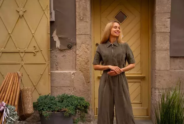 Žena ve lněném overalu