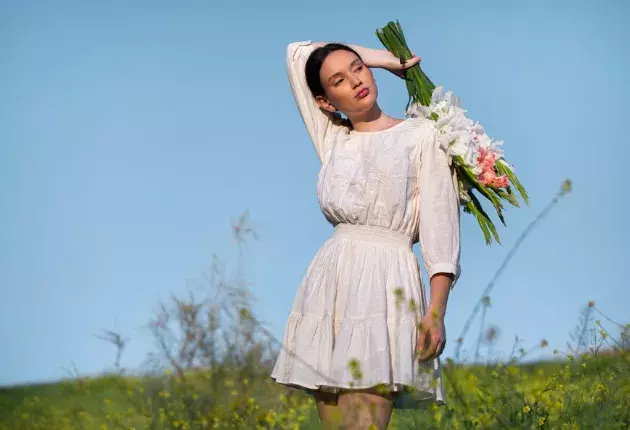 žena v bílé halance