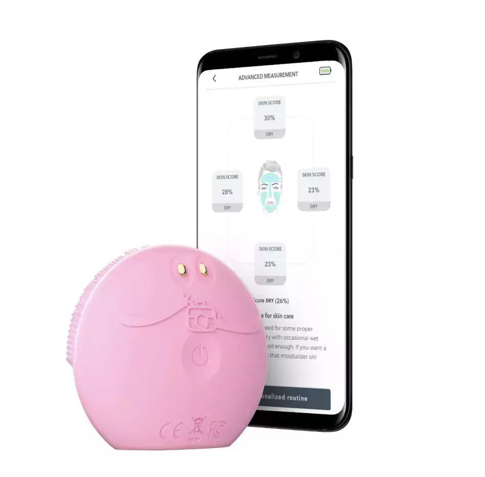 <p>LUNA play smart 2 - inteligentní zařízení na čištění obličeje švédské značky FOREO. Inteligentní pulzní masér na obličej T-Sonic odstraňuje až 99,5% nečistot, kožního mazu, potu a zbytků make-upu a připravuje pokožku tak, aby lépe absorbovala aktivní složky z vašich oblíbených produktů péče o pleť. </p>

<p>Cena: 1399 Kč (Sephora)</p>
