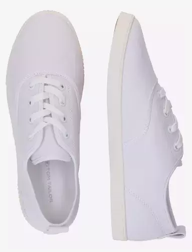 Džíny, tenisky, blejzr, triko: Čtyři kousky oblečení, které unosíte kamkoliv a v jakémkoli věku. Stačí zvolit ty správné 