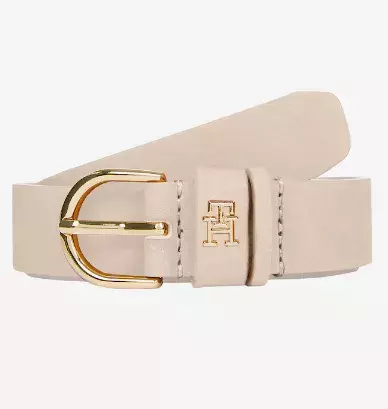 Trend jara 2025: Pásky s velkou přezkou. Obléknete je ke kalhotům, sukním i šatům, ze kterých udělají neobyčejný outfit. Pas by měly zvýraznit i baculky