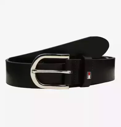 Trend jara 2025: Pásky s velkou přezkou. Obléknete je ke kalhotům, sukním i šatům, ze kterých udělají neobyčejný outfit. Pas by měly zvýraznit i baculky