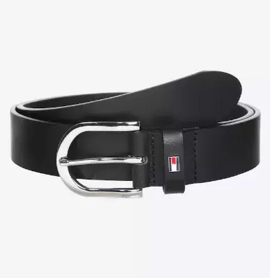 Trend jara 2025: Pásky s velkou přezkou. Obléknete je ke kalhotům, sukním i šatům, ze kterých udělají neobyčejný outfit. Pas by měly zvýraznit i baculky