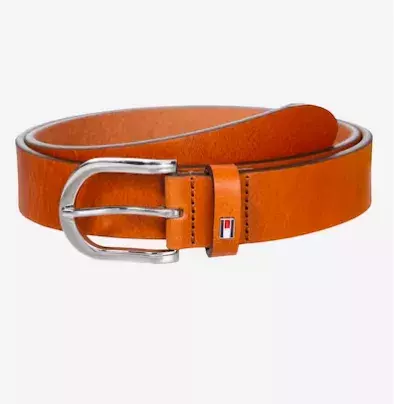 Trend jara 2025: Pásky s velkou přezkou. Obléknete je ke kalhotům, sukním i šatům, ze kterých udělají neobyčejný outfit. Pas by měly zvýraznit i baculky