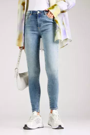 Džíny pro ženy po padesátce: Nejoblíbenější střihy roku 2025