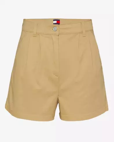 Mikro šortky a oversized bundy: Kombinace, která překvapí. Odvážné šortky v kombinaci s velkými bundami – trend, který si můžete přizpůsobit svému stylu