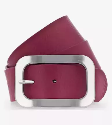 Trend jara 2025: Pásky s velkou přezkou. Obléknete je ke kalhotům, sukním i šatům, ze kterých udělají neobyčejný outfit. Pas by měly zvýraznit i baculky