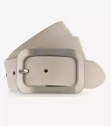 Trend jara 2025: Pásky s velkou přezkou. Obléknete je ke kalhotům, sukním i šatům, ze kterých udělají neobyčejný outfit. Pas by měly zvýraznit i baculky