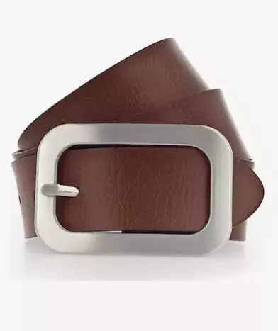 Trend jara 2025: Pásky s velkou přezkou. Obléknete je ke kalhotům, sukním i šatům, ze kterých udělají neobyčejný outfit. Pas by měly zvýraznit i baculky