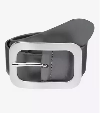 Trend jara 2025: Pásky s velkou přezkou. Obléknete je ke kalhotům, sukním i šatům, ze kterých udělají neobyčejný outfit. Pas by měly zvýraznit i baculky