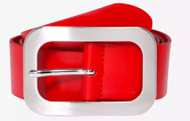 Trend jara 2025: Pásky s velkou přezkou. Obléknete je ke kalhotům, sukním i šatům, ze kterých udělají neobyčejný outfit. Pas by měly zvýraznit i baculky