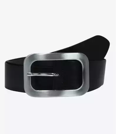 Trend jara 2025: Pásky s velkou přezkou. Obléknete je ke kalhotům, sukním i šatům, ze kterých udělají neobyčejný outfit. Pas by měly zvýraznit i baculky