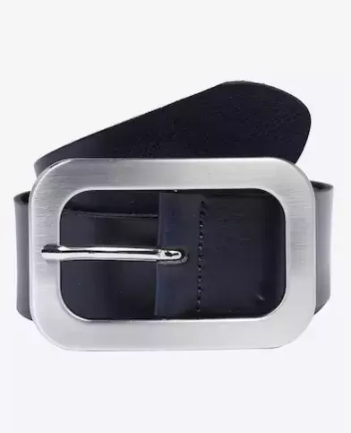 Trend jara 2025: Pásky s velkou přezkou. Obléknete je ke kalhotům, sukním i šatům, ze kterých udělají neobyčejný outfit. Pas by měly zvýraznit i baculky