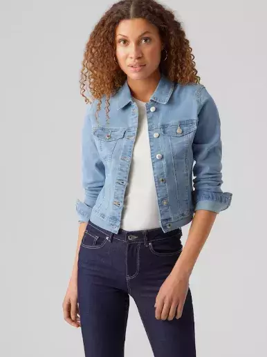 Jak nosit džínovou bundu, aby na jaře 2025 splnila vše, co je potřeba. Stála nás pár korun a k tomu nevypadala nudně 