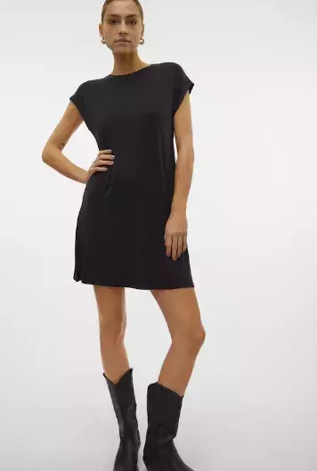 Obléknete je do práce, na večírek i do města. Jak správně stylovat trend letošního jara malé černé šaty