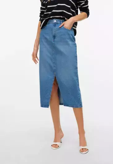 Nebojte se džínoviny ani po 50. Stylisté doporučují být v denimu od hlavy až k patě. Inspirujte se v galerii