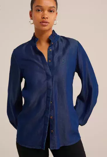 Nebojte se džínoviny ani po 50. Stylisté doporučují být v denimu od hlavy až k patě. Inspirujte se v galerii