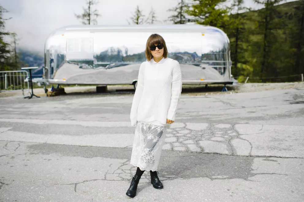 žena v krajkové sukni