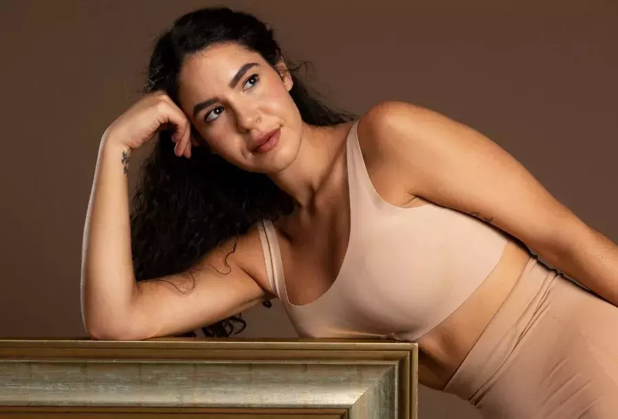 žena v bezešvé podprsence