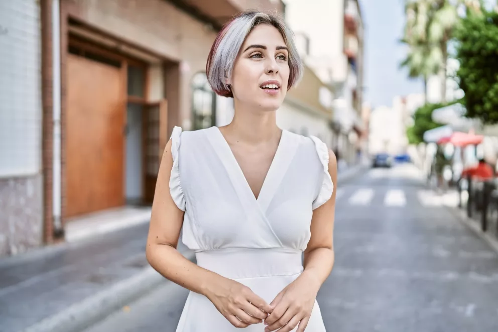 mladá žena se šedivými vlasy