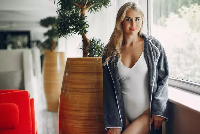 žena v bílém stahovacím prádle