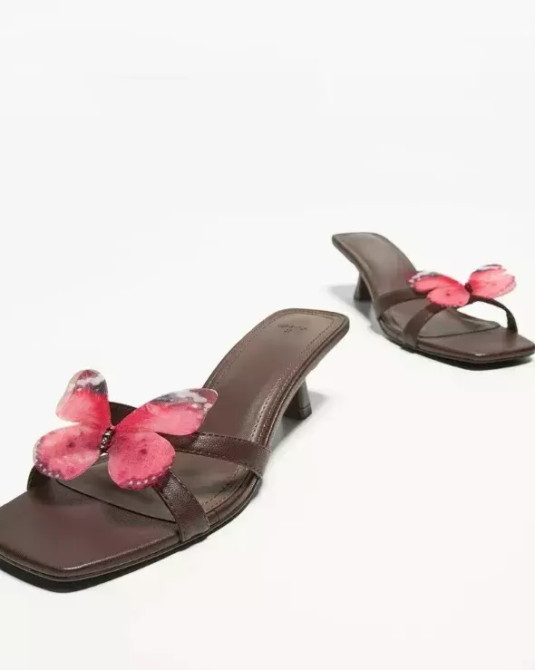 Pantofle s motýlkem, Bershka, 849 Kč