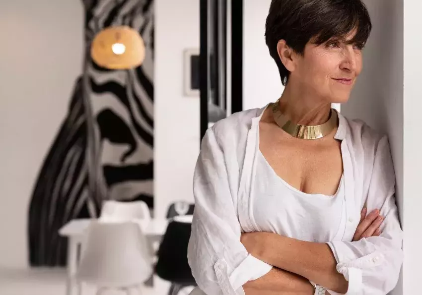 žena s výrazným šperkem