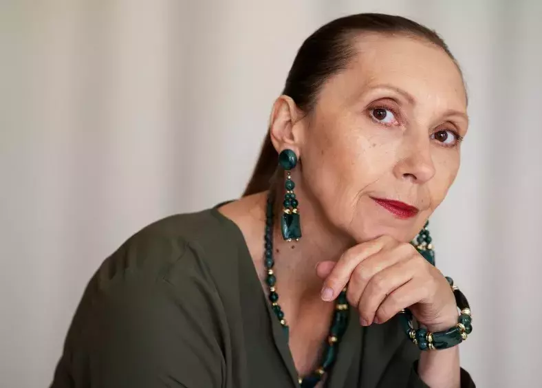 žena s tmavými šperky