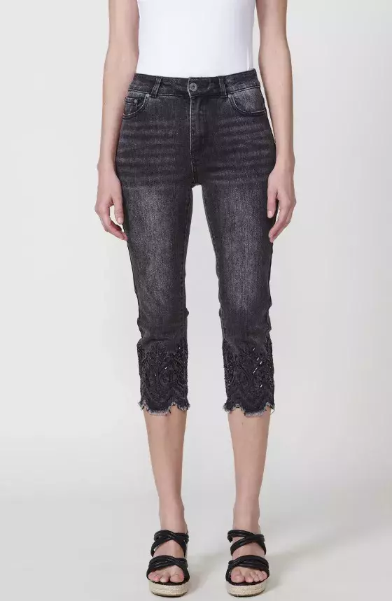 Džínové capri kalhoty s výšivkou, Koroshi, 1 149 Kč