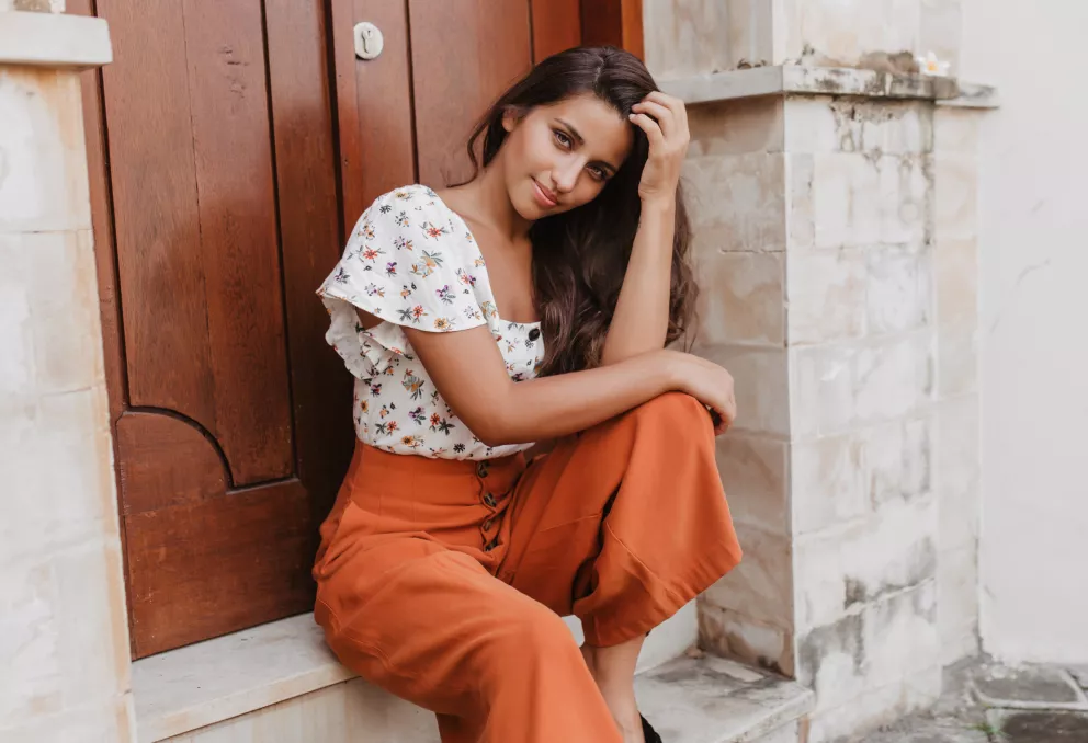 žena v lněných kalhotách