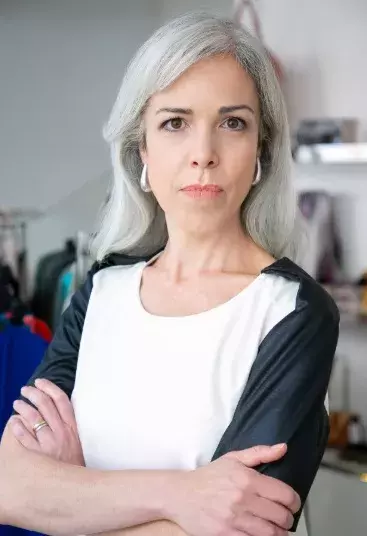 mladá žena šedé vlasy