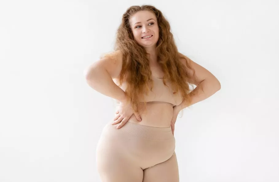 žena plus size ve stahujícím prádle