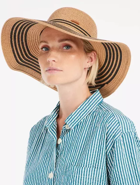 Slaměný klobouk, Protest, 886 Kč