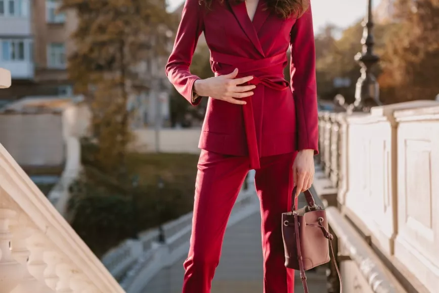 žena v červeném kostýmku