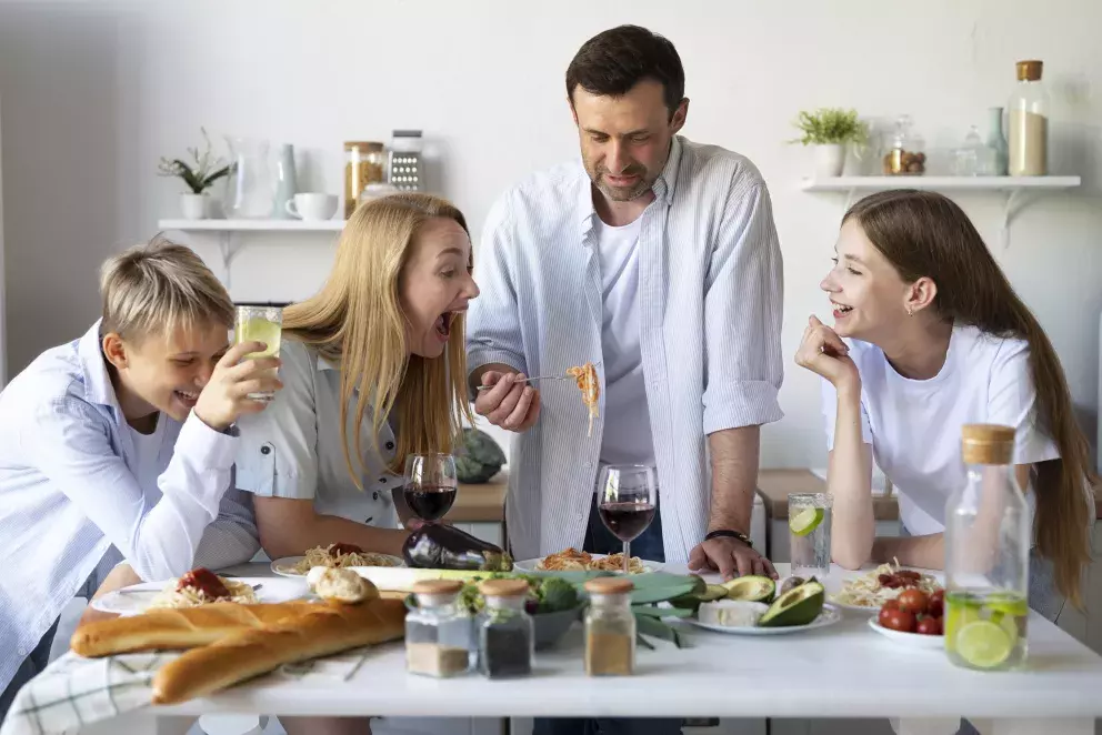 rodina, děti, rodiče, jídlo, kuchyň