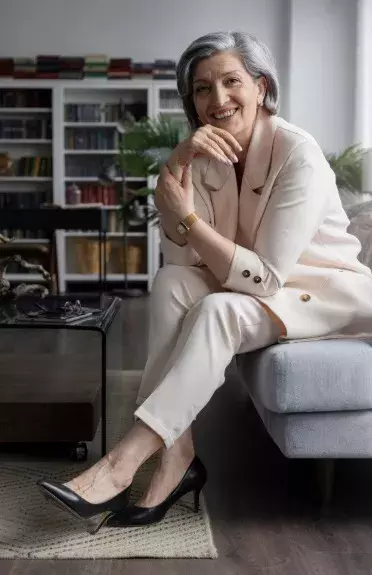 žena v jemně růžové