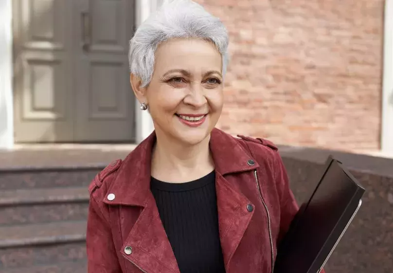 žena 50 s krátkými šedými vlasy