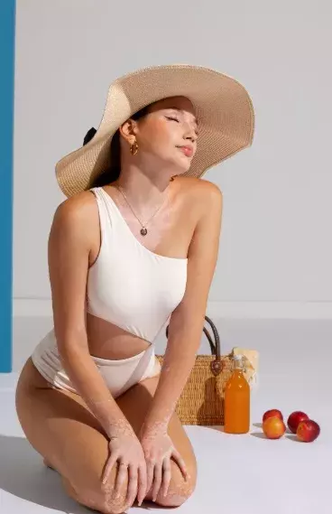 žena v jednodílných plavkách