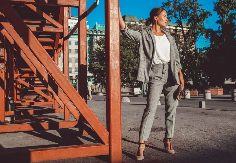 žena v cigaretových kalhotách